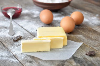 Tahta masada taze tereyağı.