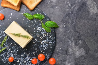 Taze tereyağlı, domatesli ve koyu renkli otlu tahta.