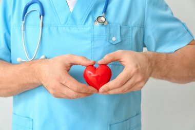 Kırmızı kalbi olan erkek kardiyolog, yakın plan.