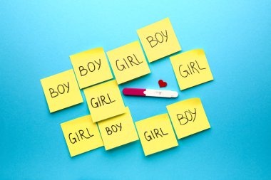 Hamilelik testi ve metin Çocuk ve Kız 'ın renkli arkaplanlı kağıtları