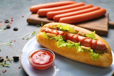 Tabakta lezzetli sosisli sandviç var.