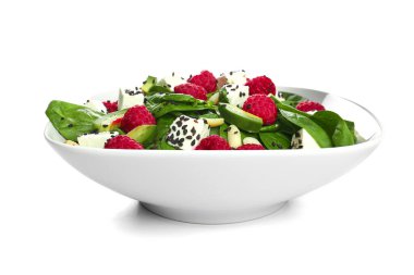 Beyaz arka planda taze salata ile kase