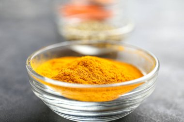 Gri arkaplanda başörtüsü olan bowling, yakın plan