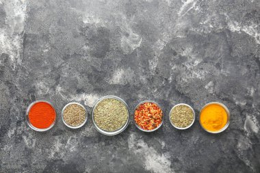 Gri arka planda çok farklı baharatlar