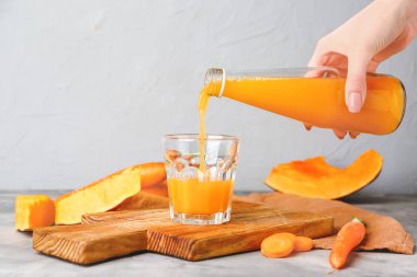 Sebze suyunu masaya döken kadın.