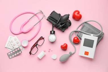 Sphhygmomanometre ve renk arkaplan üzerinde haplar ile bileşim