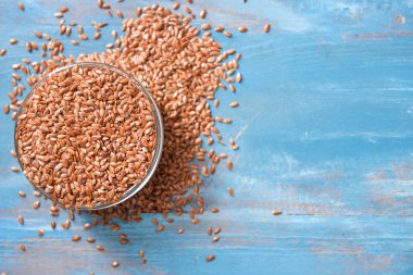 Ahşap arka planda keten tohumlu kase