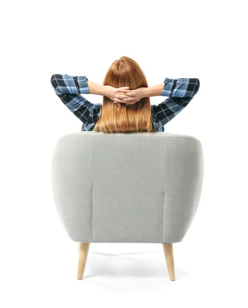 Schöne Frau entspannt sich im Sessel vor weißem Hintergrund, Rückansicht — Stockfoto