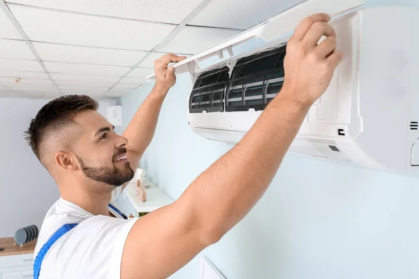 Mužské technik opravy klimatizace interiéru — Stock fotografie