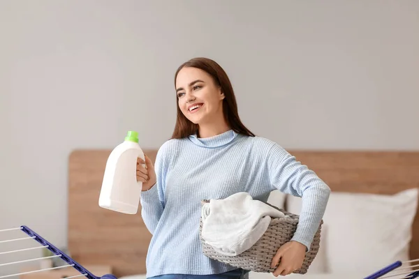 Mooie jonge vrouw met schone was thuis — Stockfoto