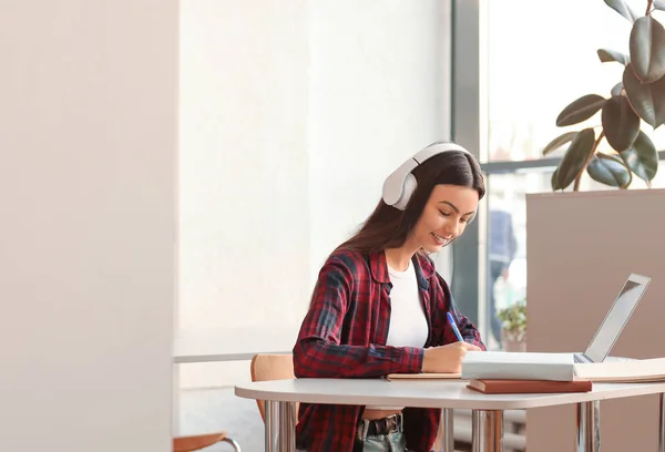 Female student preparing for exam in library — Stock Photo, Image