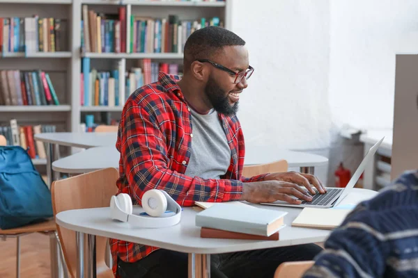 Estudiante afroamericano preparándose para el examen en la biblioteca — Foto de Stock