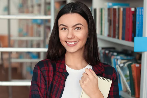 Portrait d'une étudiante à la bibliothèque — Photo