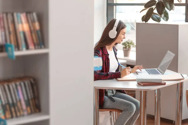 Female student preparing for exam in library — Stock Photo, Image