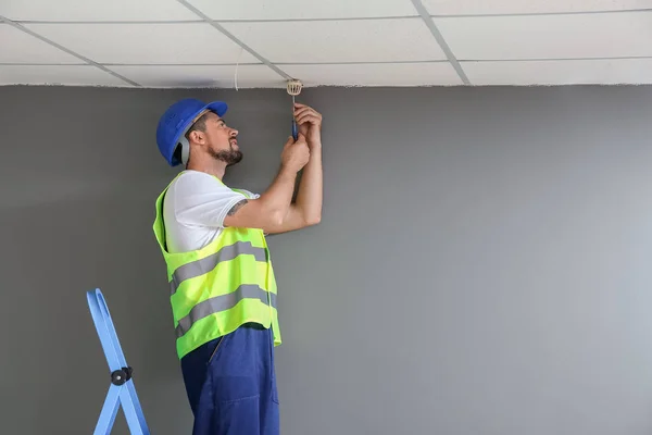 Fire safety specialist inspecting building — Stock Photo, Image