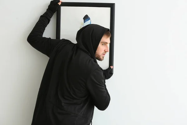 Thief stealing picture from art gallery — Stock Photo, Image