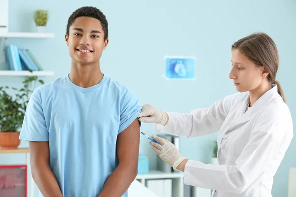 Orvos oltás tinédzser fiú a klinikán — Stock Fotó