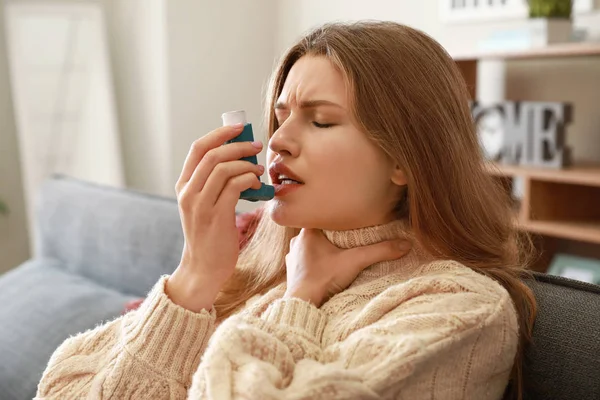 Fiatal nő inhalátorral asztmás roham otthon — Stock Fotó