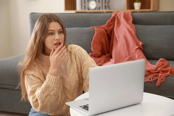 Mulher surpresa com laptop descansando em casa — Fotografia de Stock