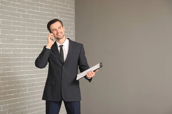 Portrait d'agent immobilier masculin parlant par téléphone portable à l'intérieur — Photo