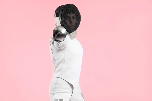 Genç kadın fencer renk arka plan üzerinde — Stok fotoğraf