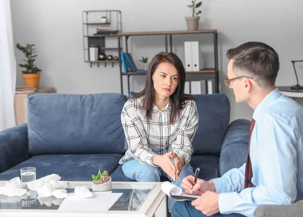 Psicologo che lavora con una giovane donna in carica — Foto Stock