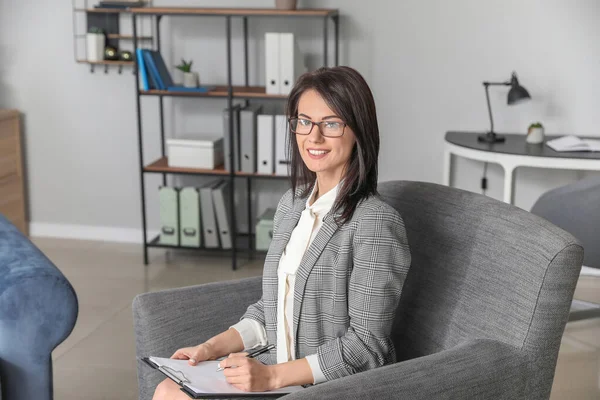 Portrait of female psychologist in office — Stock Photo, Image