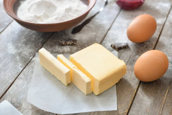 Mantequilla fresca con productos sobre mesa de madera — Foto de Stock