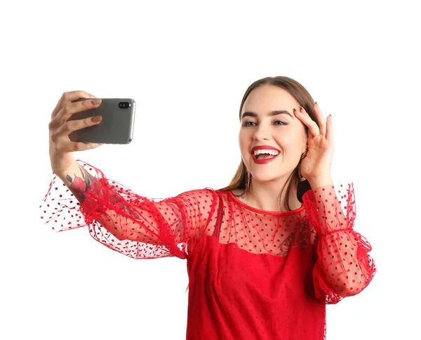 Vacker ung kvinna som tar selfie på vit bakgrund — Stockfoto