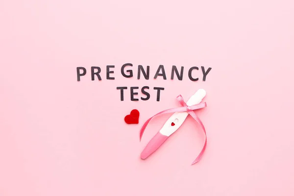 Pregnancy test on color background — 스톡 사진