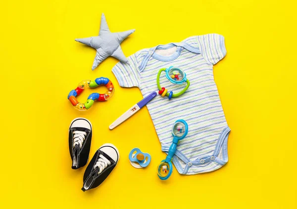 Pregnancy test, baby clothes and toys on color background — Stock Photo, Image