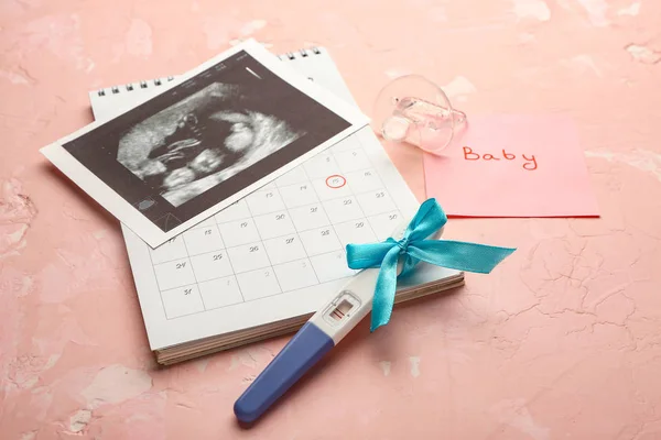 Pregnancy test, sonogram image and calendar on color background — Stock Photo, Image