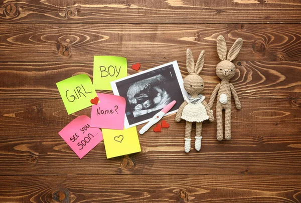 Τεστ εγκυμοσύνης, υπερηχογράφημα και παιχνίδια σε ξύλινο φόντο — Φωτογραφία Αρχείου