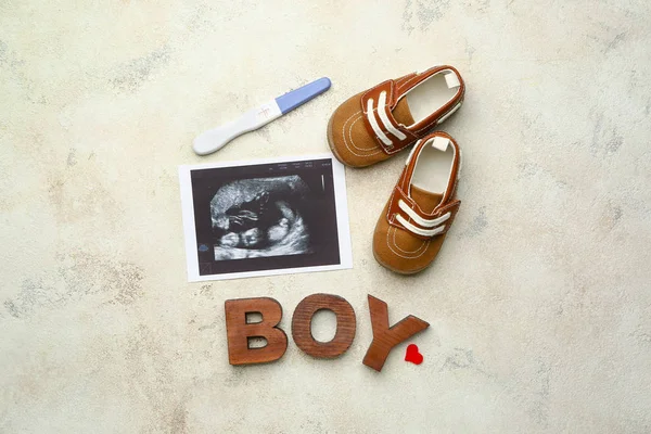 Těhotenský test, ultrazvuk, dětské boty a slovo chlapec na světlém pozadí — Stock fotografie
