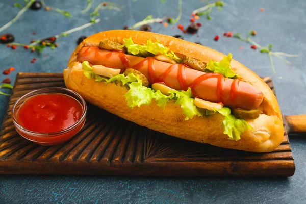 Tasty hot dog and sauce on table — Stock Photo, Image