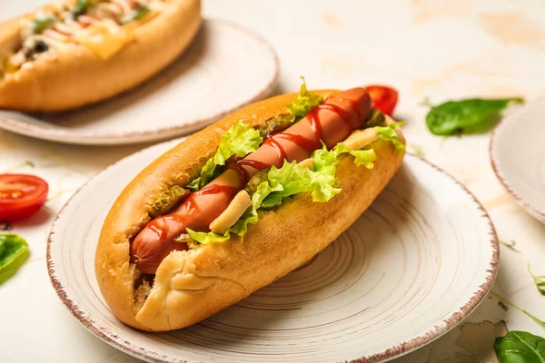 Hot dogs savoureux sur table lumineuse — Photo