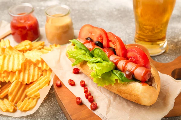 Smaklig varmkorv, chips och öl på bordet — Stockfoto