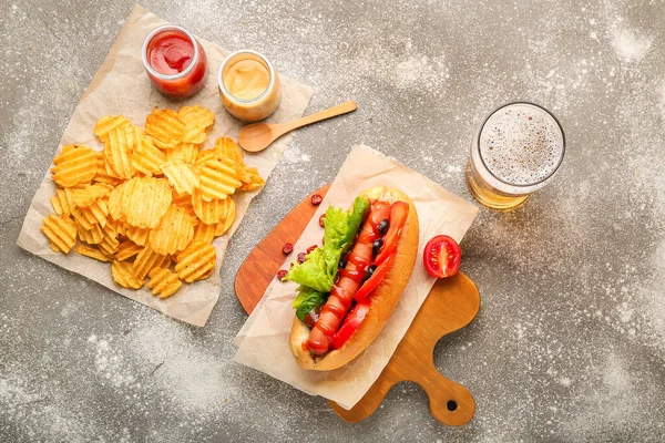 Sabroso hot dog, patatas fritas y cerveza en la mesa — Foto de Stock