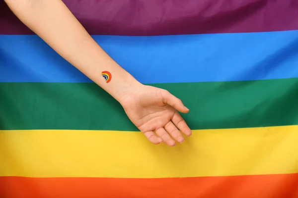 雌性手相对彩虹旗。 Lgbt概念 — 图库照片