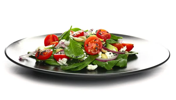 Teller mit frischem Salat auf weißem Hintergrund — Stockfoto