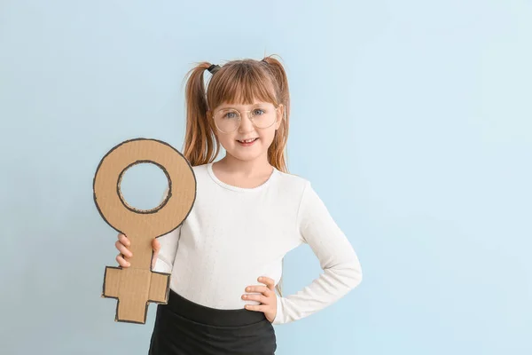 Klein meisje met symbool van de vrouw op kleur achtergrond. Begrip feminisme — Stockfoto