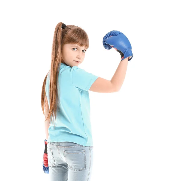 戴着白色背景拳击手套的小女孩。 女权主义的概念 — 图库照片
