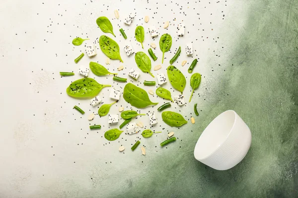 Tigela e ingredientes para salada saborosa no fundo de cor — Fotografia de Stock