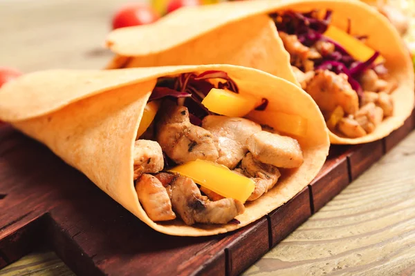Sabroso kebab doner en la mesa de madera, primer plano —  Fotos de Stock