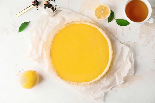 美味的自制柠檬派放在桌上 — 图库照片