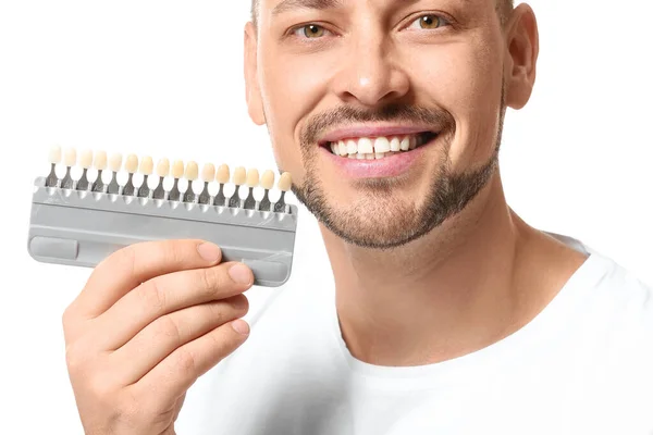 Людина з зразками кольору зубів на білому тлі — стокове фото