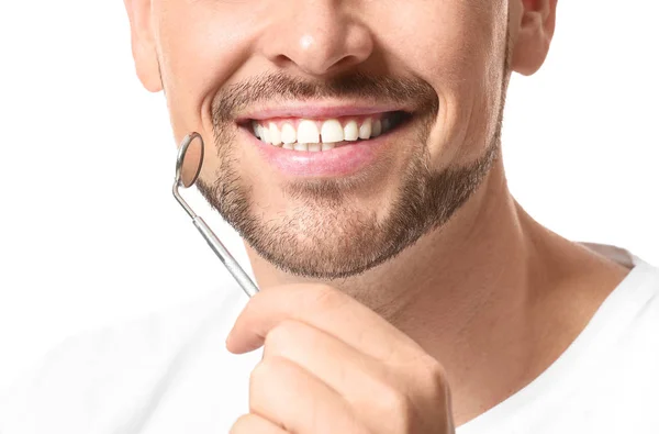 Uomo con specchio dentale su sfondo bianco, primo piano — Foto Stock