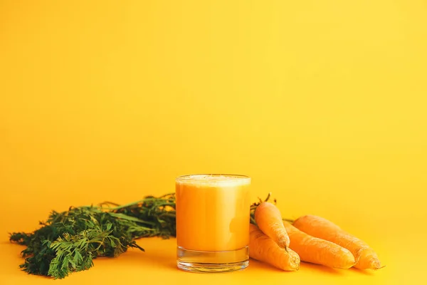 Glass of fresh carrot juice on color background — Stock Photo, Image