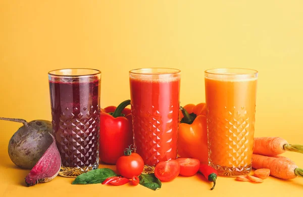 Verres de jus de légumes frais sur fond de couleur — Photo