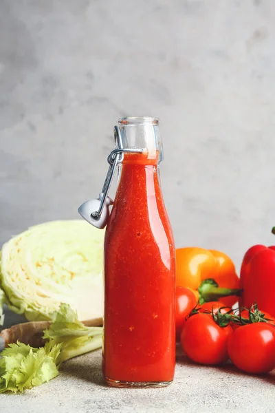 Flasche frischer Gemüsesaft auf dem Tisch — Stockfoto